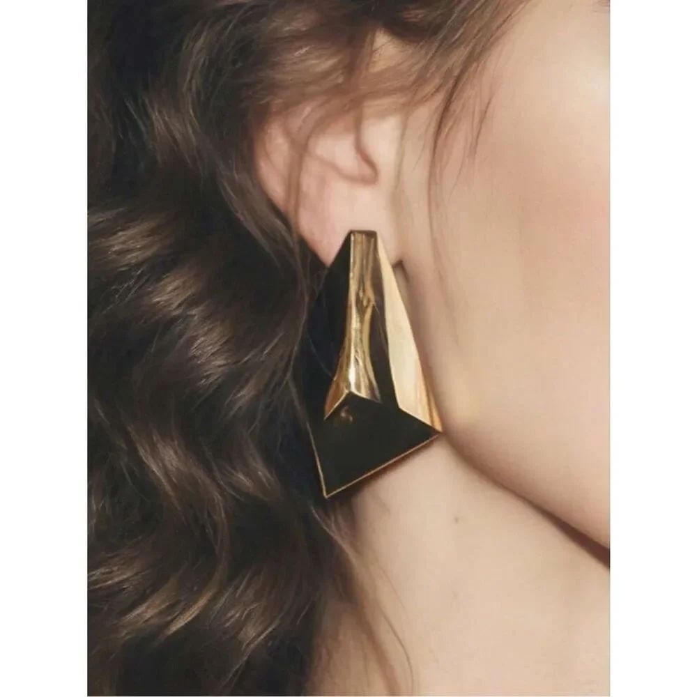 Geometric Gold statement earring R667